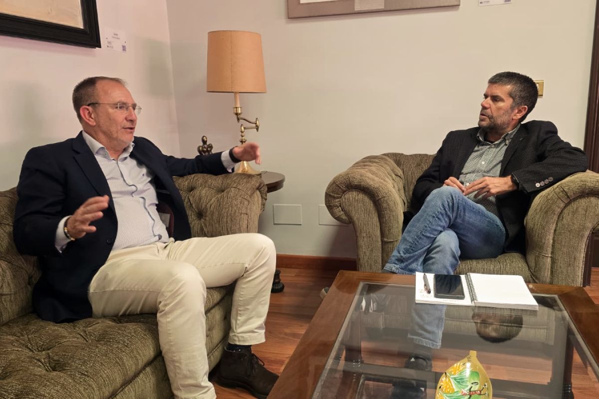 Imagen de una de las reuniones de trabajo reciente entre el presidente del Cabildo de La Palma (i), Sergio Rodríguez, y el rector de la ULL, Francisco García.