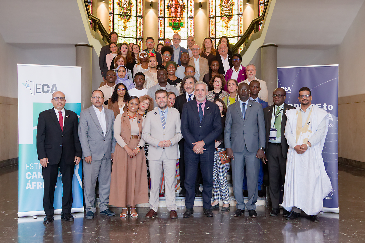 Foto de grupo de las persoas participantes en esta sesión de Bridge to Africa que ha acogido la ULL.