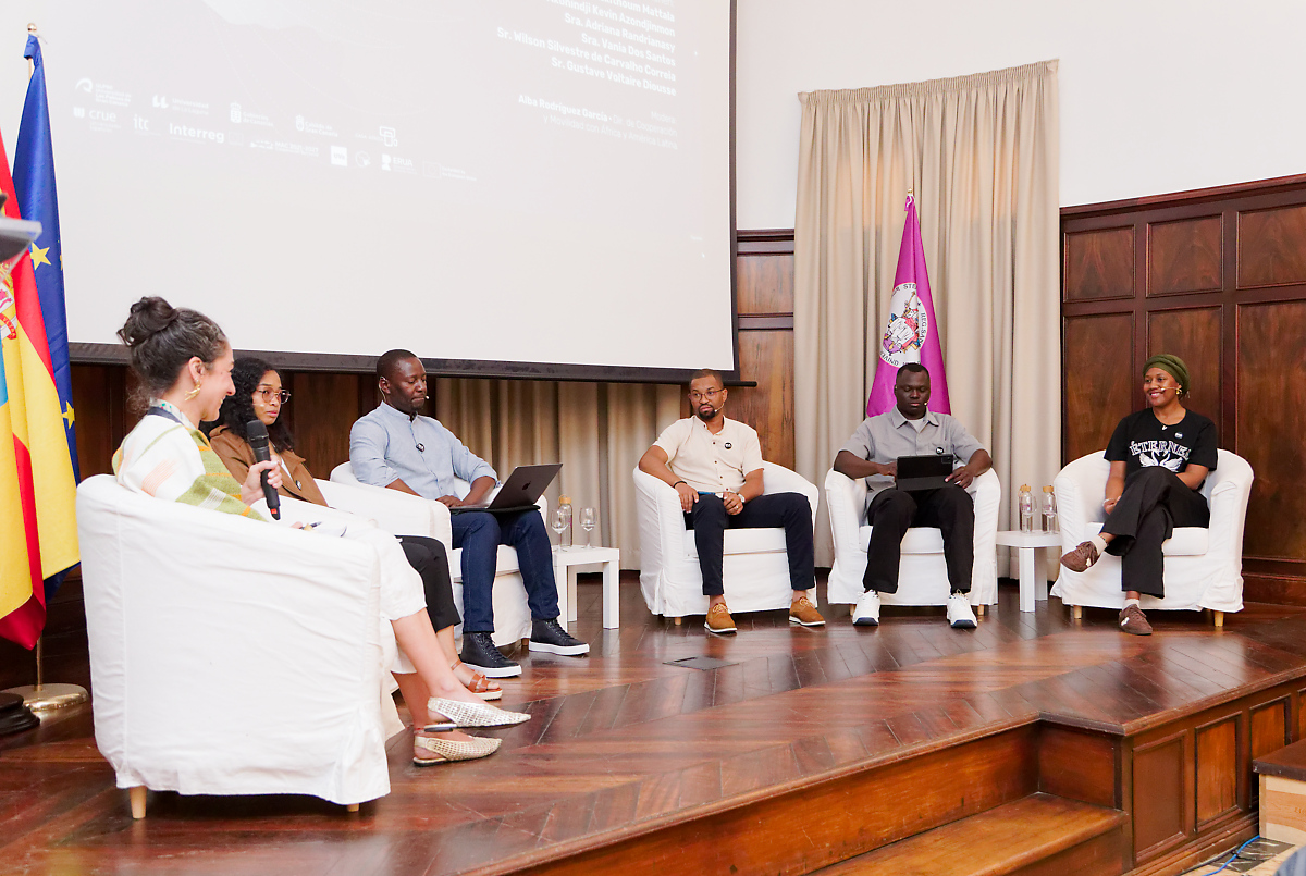 De izqda a dcha, Alba Rodríguez, Adriana Randrianasy, Gustave Diousse, Wilson de Carvalho, Kevin Azondjnmon y Vania dos Santos.