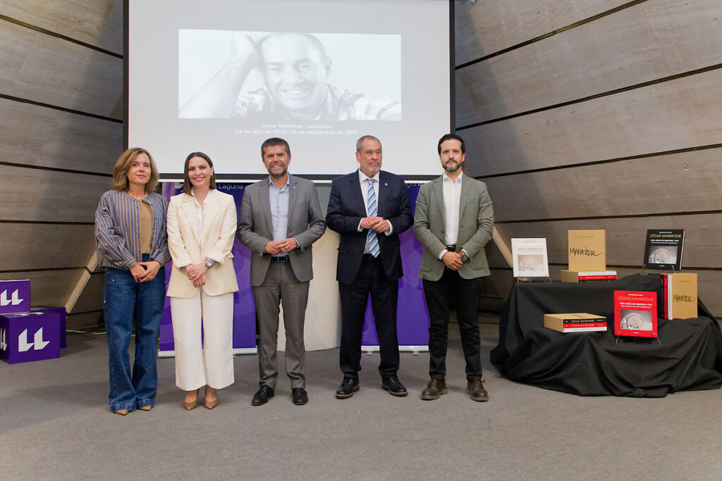 De izquierda a derecha: la delegada del Gobierno de Canarias en Bruselas, Cristina Domínguez; la consejera de Universidades, Ciencia e Innovación y Cultura, Migdalia Machín; el rector de la ULL, Francisco García; el autor de la obra presentada, Francisco Galante; y el viceconsejero del Gabinete de la Vicepresidencia, Antonio Hernández.