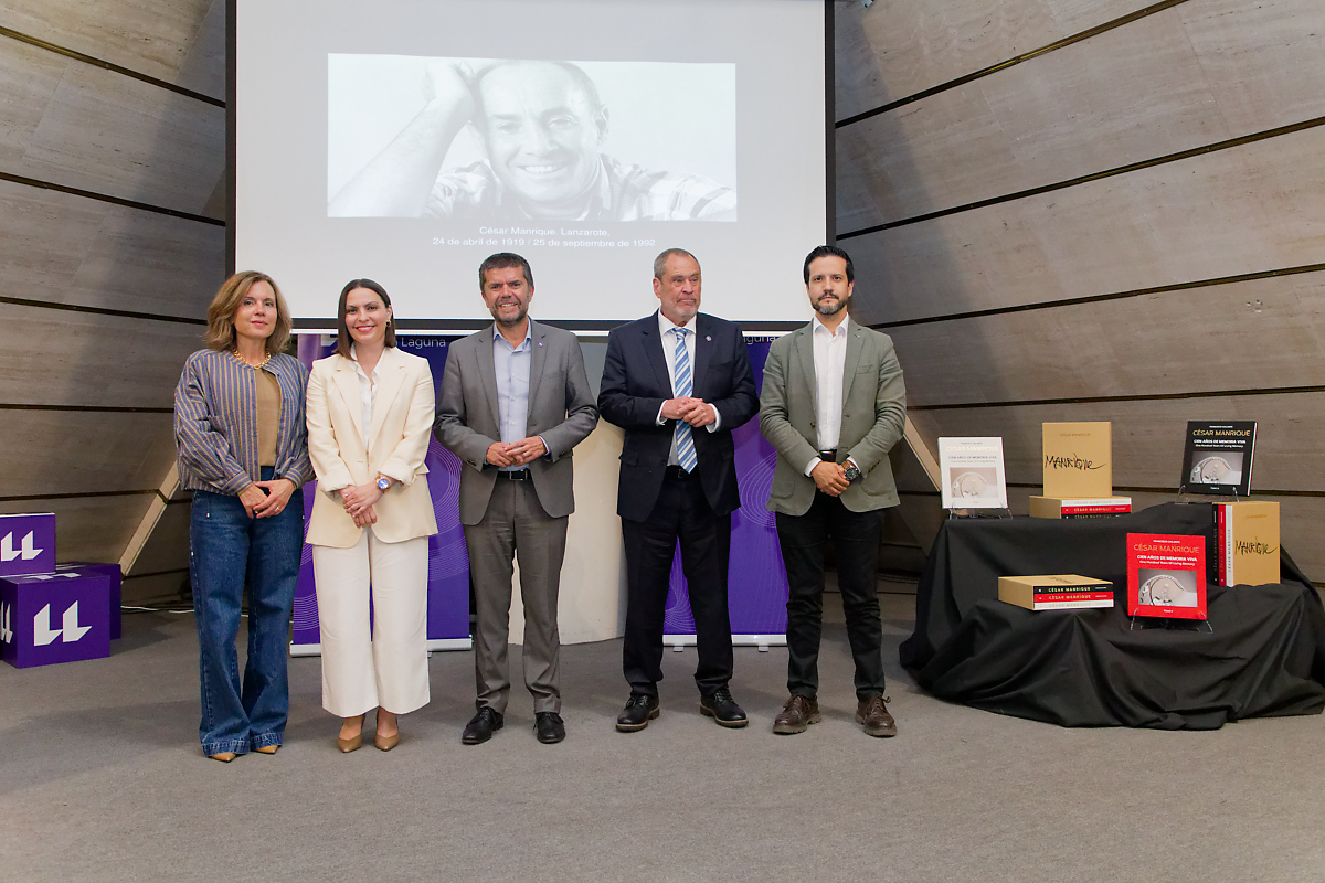 De izquierda a derecha: la delegada del Gobierno de Canarias en Bruselas, Cristina Domínguez; la consejera de Universidades, Ciencia e Innovación y Cultura, Migdalia Machín; el rector de la ULL, Francisco García; el autor de la obra presentada, Francisco Galante; y el viceconsejero del Gabinete de la Vicepresidencia, Antonio Hernández.