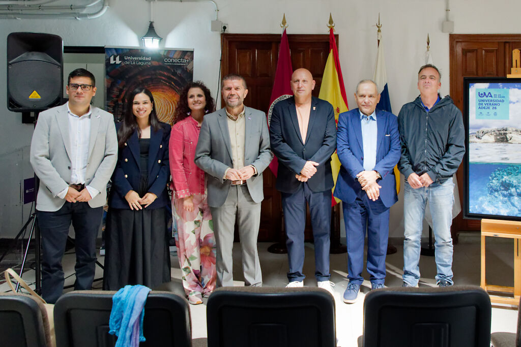 De izquierda a derecha, el director de secretariado Abel López; la concejala Coraima Afonso; la vicerrectora Isabel León; el rector, Francisco García; el concejal Adolfo Alonso; el consejero insular Efraín Medina; y el fotógrafo Juan Antonio Carballo.