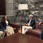 De izquierda a derecha: Juan Carlos Santamarta, Noelia Cruz, Fernando Clavijo y Ciro Gutiérrez durante la recepción al equipo investigador en la sede de Presidencia de Gobierno de Santa Cruz de Tenerife.