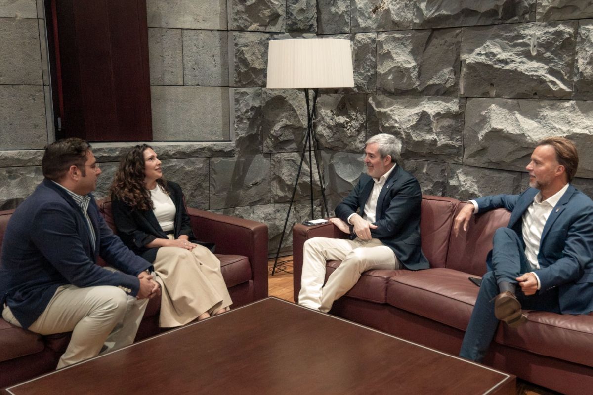 De izquierda a derecha: Juan Carlos Santamarta, Noelia Cruz, Fernando Clavijo y Ciro Gutiérrez durante la recepción al equipo investigador en la sede de Presidencia de Gobierno de Santa Cruz de Tenerife.