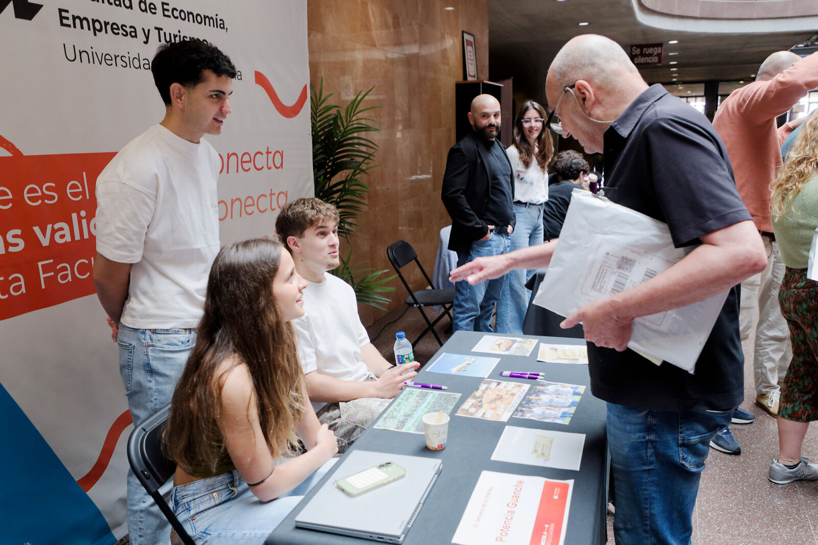 Imagen de la feria que tuvo lugar en las dependencias de la Facultad de Economía, Empresa y Turismo.