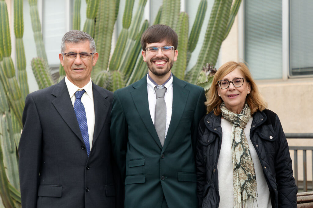 Eduardo Hernández Álvarez con sus directores de tesis, Ignacio Jiménez Díaz e Isabel López Bazzocchi.