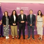 Foto de grupo tras la firma del convenio con el Colegio Profesional de Logopedas de Canarias.