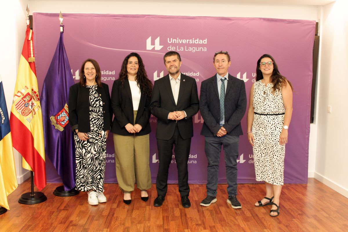 Foto de grupo tras la firma del convenio con el Colegio Profesional de Logopedas de Canarias.