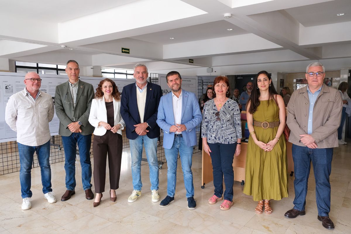 Autoridades y asistentes al acto de inauguración de esta exposición que repasa en la ULPGC los 25 años de andadura del ObiTen.