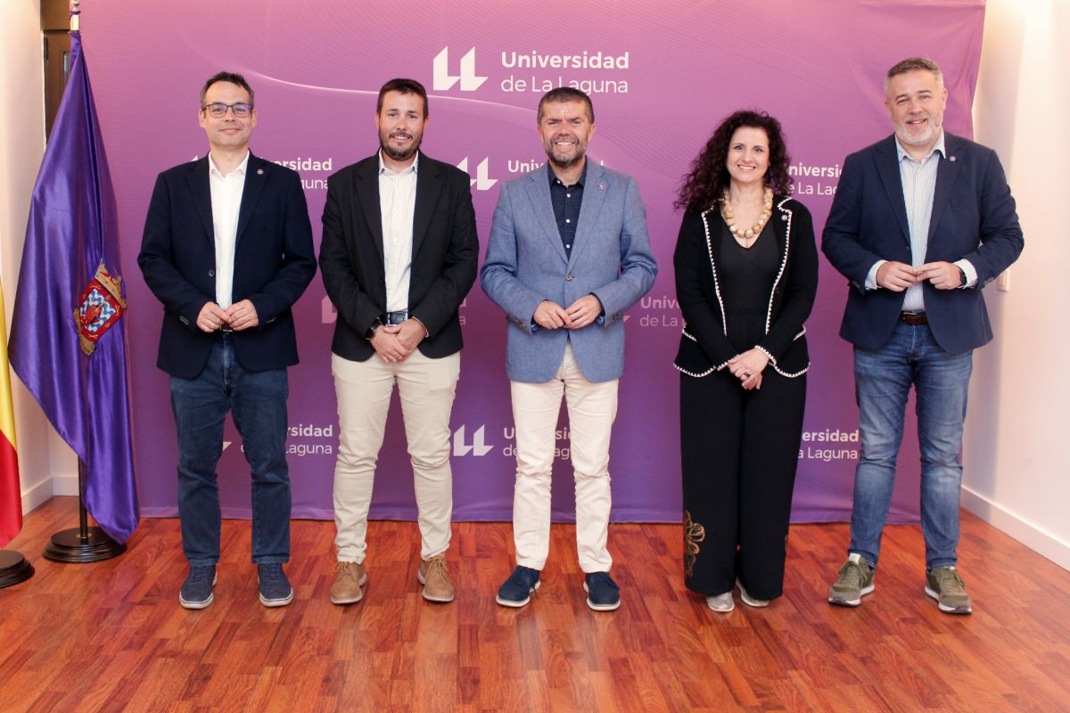 El director del aula, Jesús de las Heras; el presidente de la DOP, José Rodríguez; el rector, Francisco García; la vicerrectora, Isabel León; y el coordinador del aula, Gabriel Santos.
