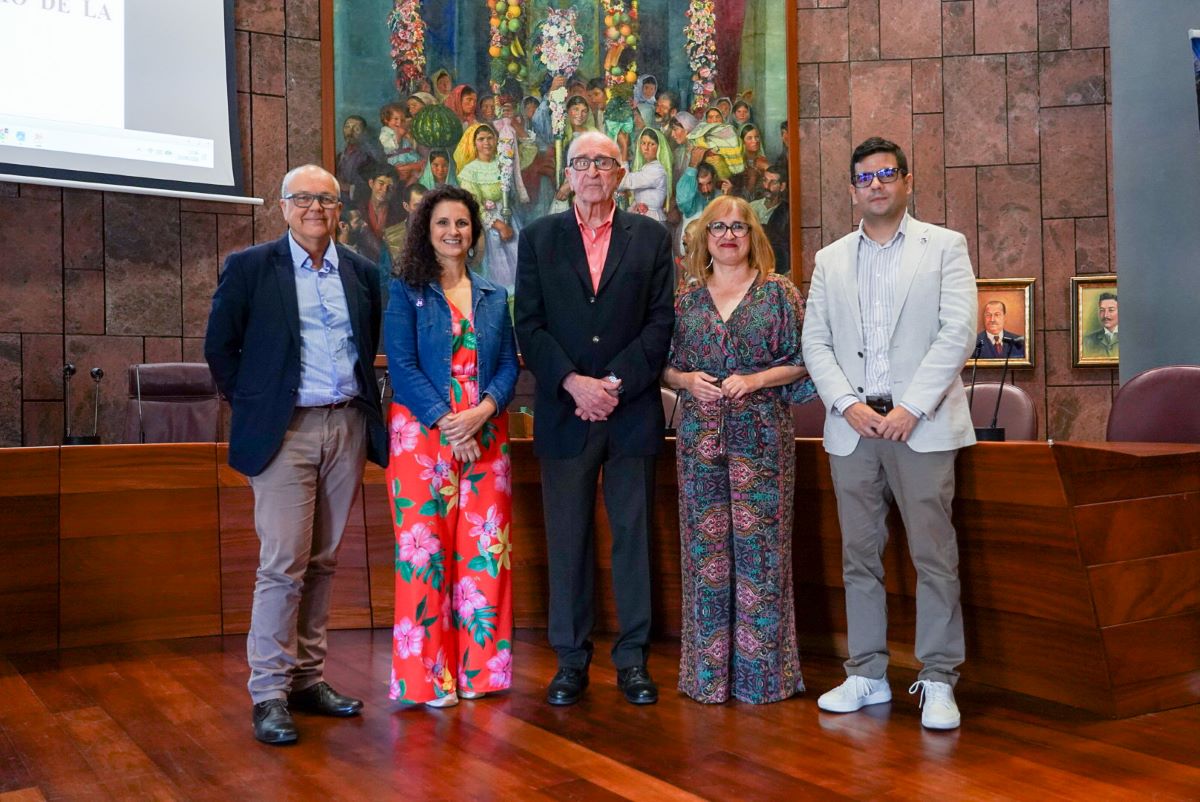 Julio Brito, director de la FGULL; Isabel León, vicerrectora de Cultura; el ponente. Antonio Tejera; Rosa Elena García, viceconsejera del Cabildo; y Abel López, director de secretariado.