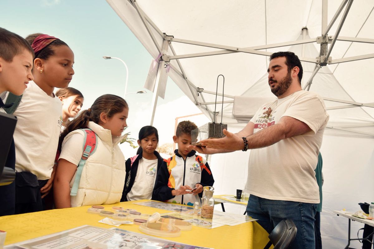 Uno de los estands de la miniferia en su primer día de celebración.