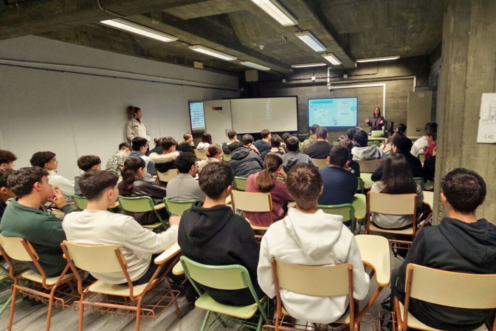 Una de las clases impartidas en secundaria por la alumna de posgrado de la ULL Ángela González dentro del proyecto 