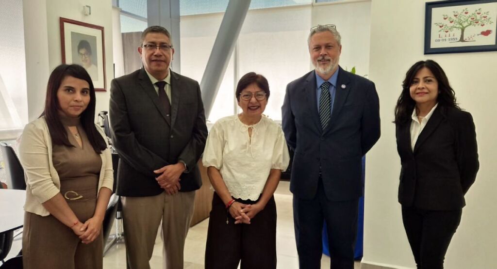 José M. Padrón con la rectora de la Benemérita Universidad Autónoma de Puebla, María Lilia Cedillo, y parte de su equipo.
