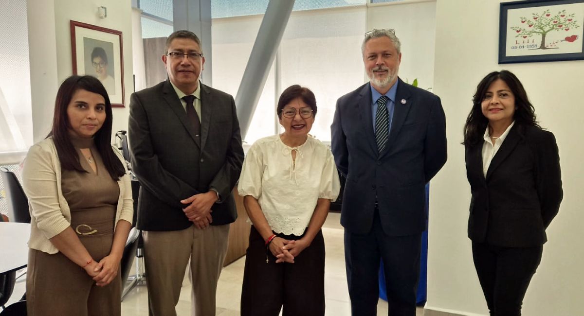 José M. Padrón con la rectora de la Benemérita Universidad Autónoma de Puebla, María Lilia Cedillo, y parte de su equipo.