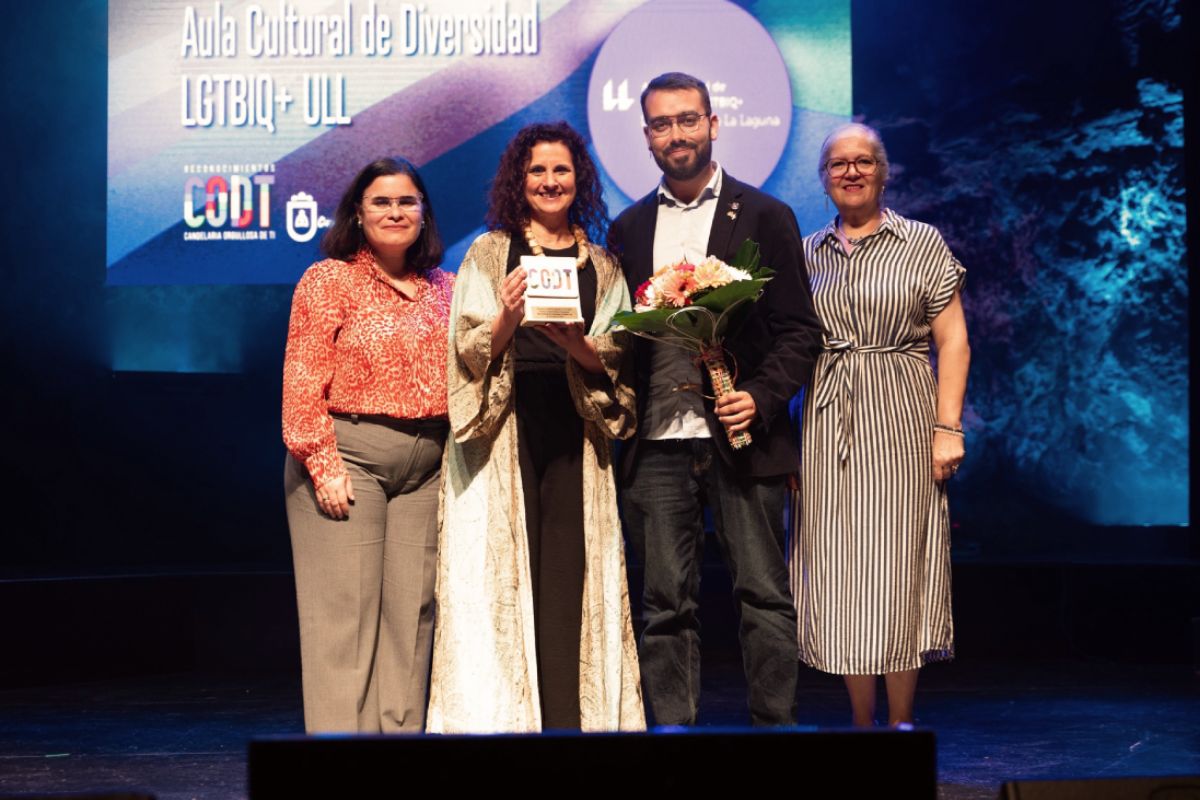 En el centro de la imagen, la vicerrectora Isabel León y le director del aula, Sergio Siverio, recogiendo el galardón.