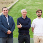 Jorge Méndez, Inocencio Martín y Leopoldo Martín, investigadores de la luz entrevistados en este reportaje, fotografiados en los exteriores de la Sección de Física de la Facultad de Ciencias.