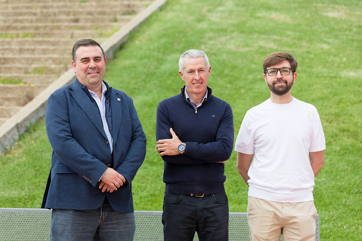Jorge Méndez, Inocencio Martín y Leopoldo Martín, investigadores de la luz entrevistados en este reportaje, fotografiados en los exteriores de la Sección de Física de la Facultad de Ciencias.