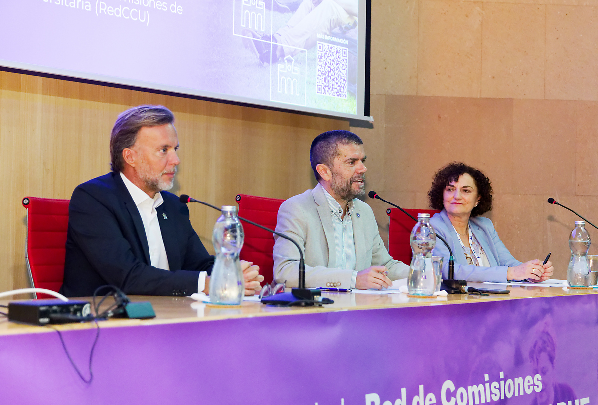 Ciro Rodríguez, Francisco García e Isabel Ortiz durante la inauguración de este encuentro del grupo de trabajo sobre convivencia universitaria.