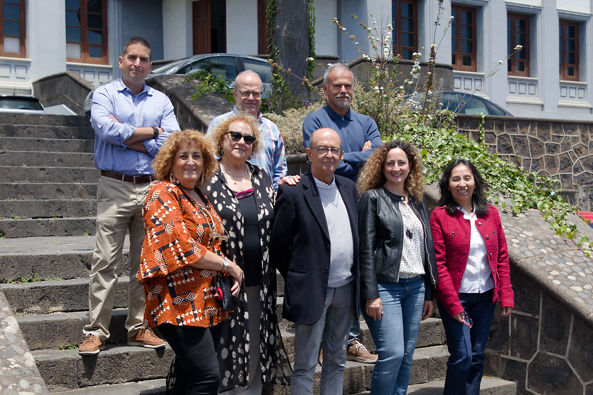 Fila superior: Deivis Ávila, José Antonio Pérez y Víctor Martín. Fila inferior: Covadonga Rodríguez, Violeta Jojo, Luis Antonio González, Pilar Foronda y María Antonieta Quispe.