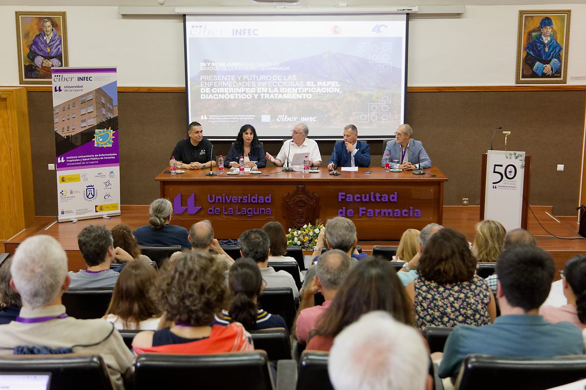Las sesiones se esta reunión de la red nacional de investigación sobre enfermedades infecciosas se está desarrollando en la Facultad de Farmacia.