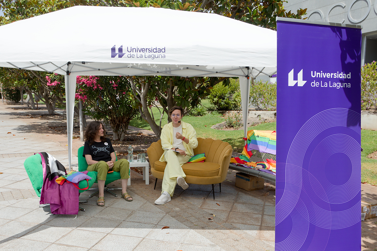 Kika Fumero y Eduardo Ramírez durante la grabación del episodio del podcast El Salpique en el Campus de Guajara, con motivo del Día del Orgullo LGTBIQ+.