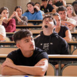 Estudiantes escuchado las indicaciones del profesorado en los momentos previos al primer exámenes de la PAU extraordinaria de julio.