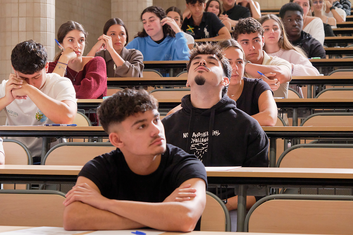 Estudiantes escuchado las indicaciones del profesorado en los momentos previos al primer exámenes de la PAU extraordinaria de julio.