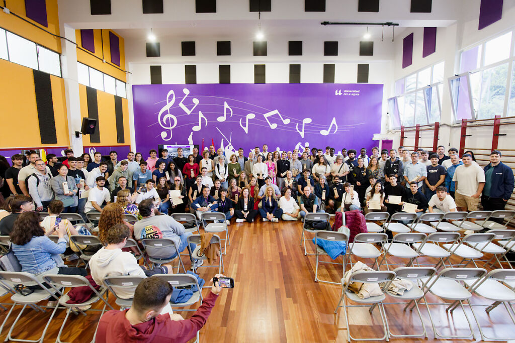 Foto conjunta de todas las personas que fueron agasajadas en esta clausura del curso deportivo 2025/26 en la ULL.