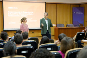 La decana de la facultad, Inés Ruiz, y el vicerrector de Docencia, José Manuel García.