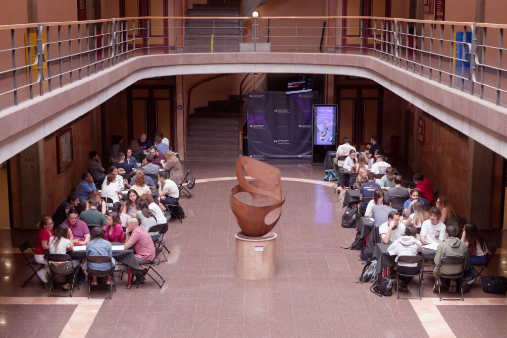 Imagen de la sesión de trabajo colaborativo desarrollada en la Facultad de Economía, Empresa y Turismo.