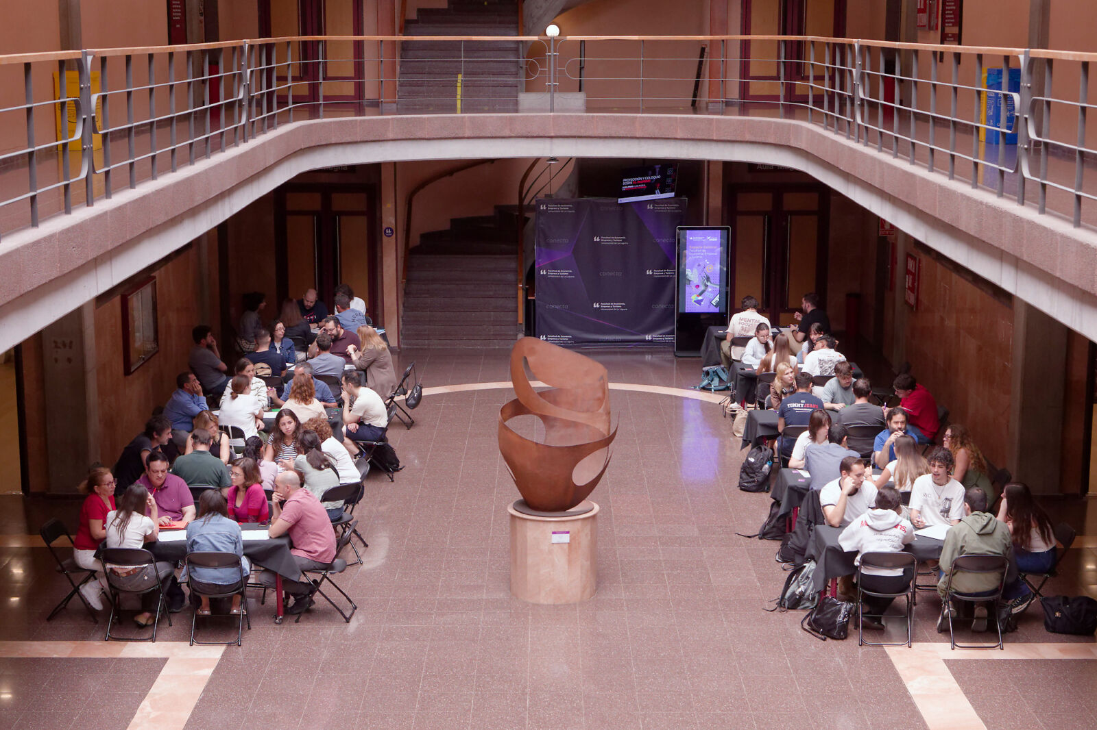 Imagen de la sesión de trabajo colaborativo desarrollada en la Facultad de Economía, Empresa y Turismo.