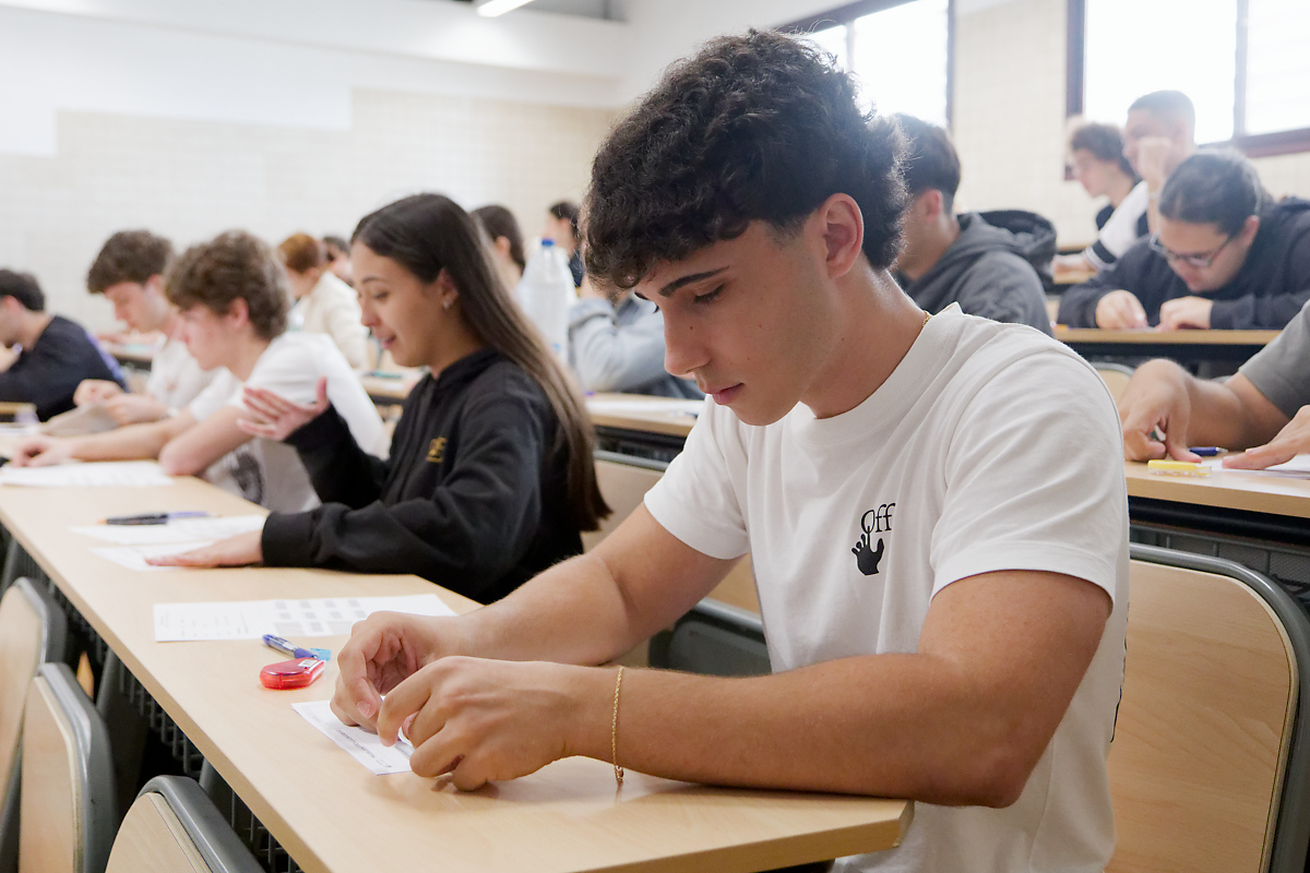 Imagen del primer examen de la PAU de junio de 2026 en el Aulario General César Manrique del Campus de Guajara.