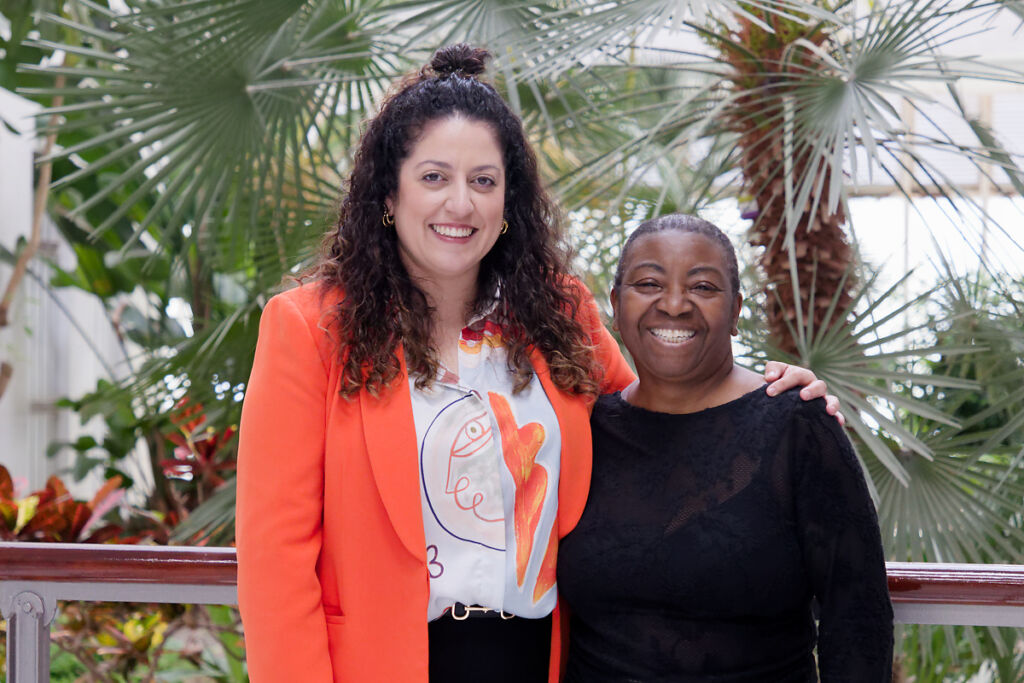 La nueva doctora, Irene García (i), junto a su directora de tesis, María del Pilar Etopa (d).