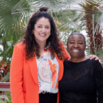 La nueva doctora, Irene García (i), junto a su directora de tesis, María del Pilar Etopa (d).