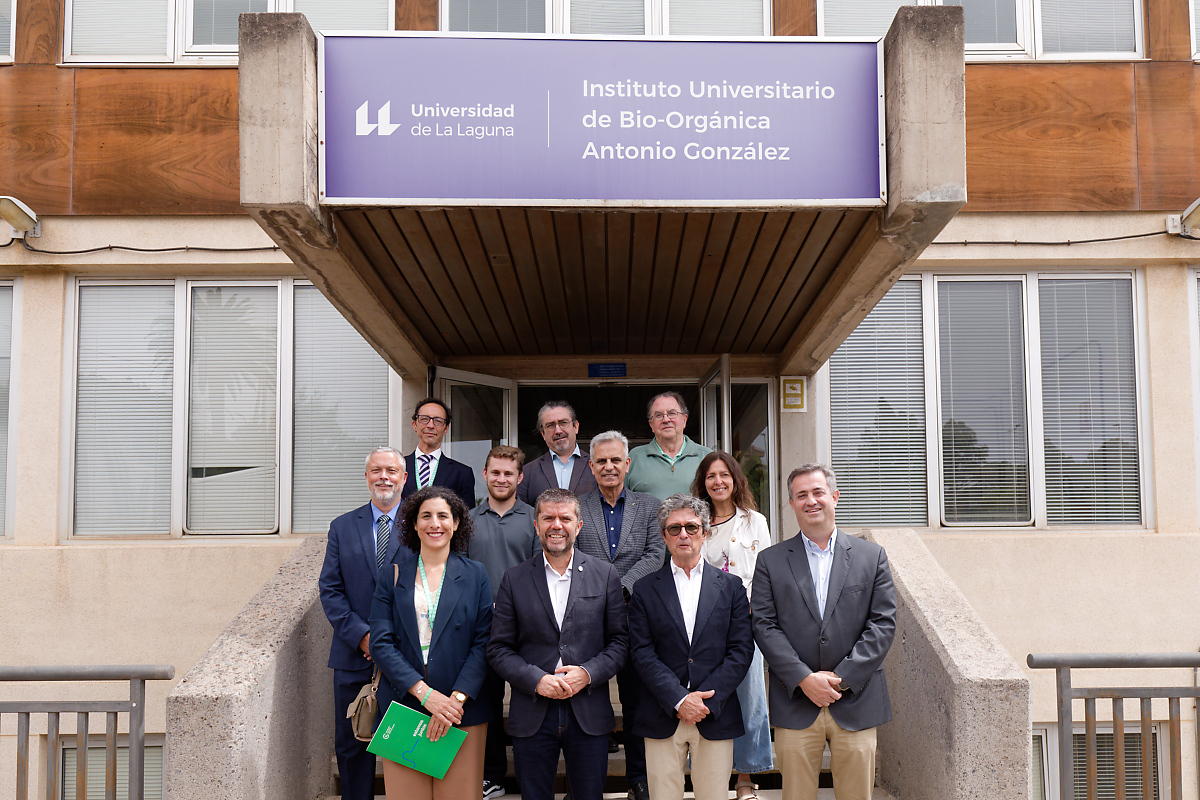 Foto de familia de las delegaciones de la AECC y la ULL al finalizar la visita.