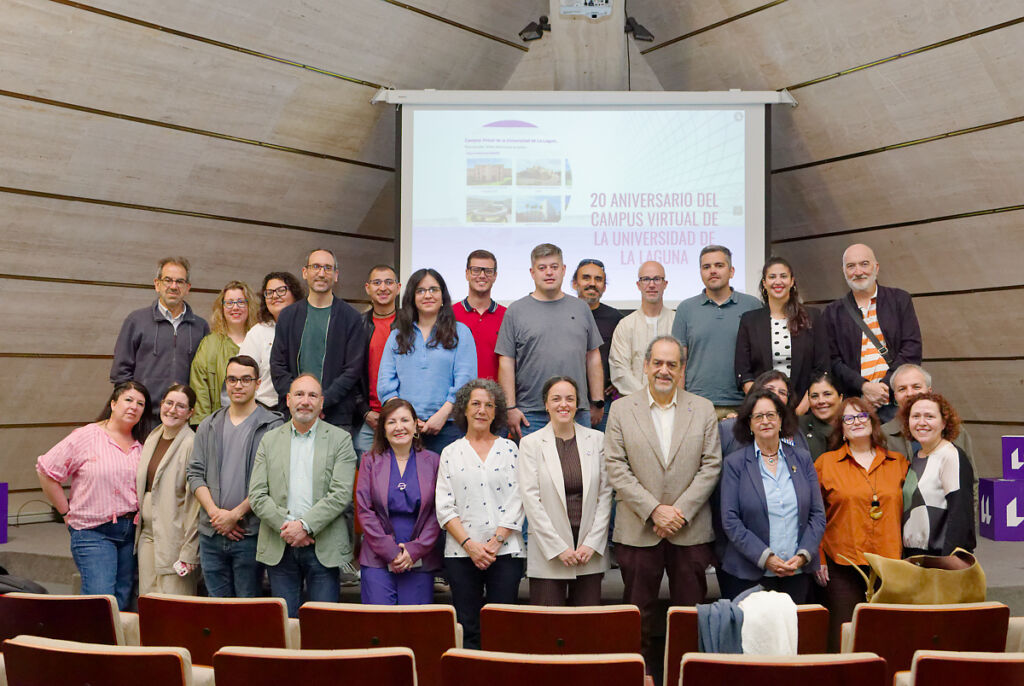 En el acto participaron varias de las personas que, a lo largo de estas dos décadas, han sido trascendentales para la implantación de la docencia virtual en la ULL.
