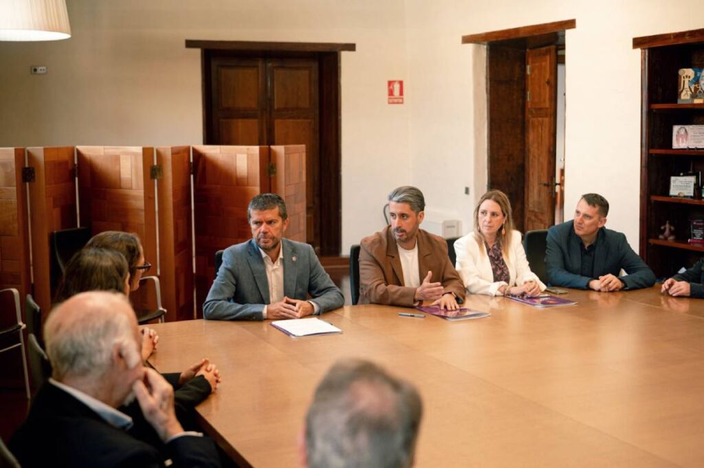 El rector, el alcalde y los restantes participantes en la reunión donde se ha formado este acuerdo de colaboración entra la ULL y la ciudad de La Laguna.