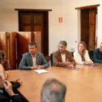 El rector, el alcalde y los restantes participantes en la reunión donde se ha formado este acuerdo de colaboración entra la ULL y la ciudad de La Laguna.