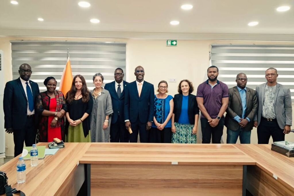 La vicerrectora de la ULL (de azul, en el centro) junto a Yodé Simplice Dion durante la visita realizada por la delegación de las universidades públicas canarias a la Université Félix Houphouët-Boigny en Costa de Marfil.