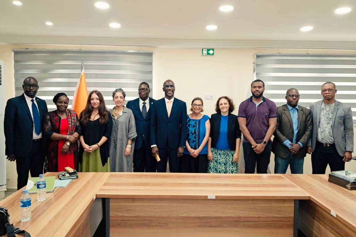 La vicerrectora de la ULL (de azul, en el centro) junto a Yodé Simplice Dion durante la visita realizada por la delegación de las universidades públicas canarias a la Université Félix Houphouët-Boigny en Costa de Marfil.