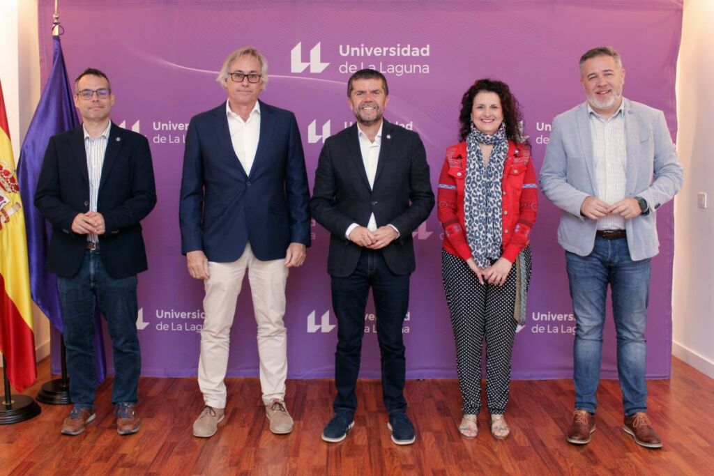 El director de la cátedra, Jesús de las Hera; el presidente de la DO Abona, Jorge Manuel Zerolo; el rector de la ULL, Francisco García; la vicerrectora de Cultrua y Extensión Universitaria, Isabel León; y el coordinador de la cátedra, Gabriel Santos.
