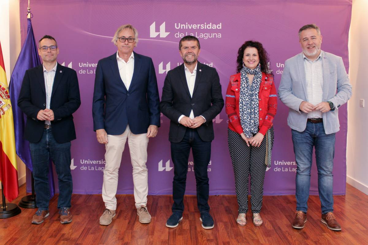 El director de la cátedra, Jesús de las Hera; el presidente de la DO Abona, Jorge Manuel Zerolo; el rector de la ULL, Francisco García; la vicerrectora de Cultrua y Extensión Universitaria, Isabel León; y el coordinador de la cátedra, Gabriel Santos.