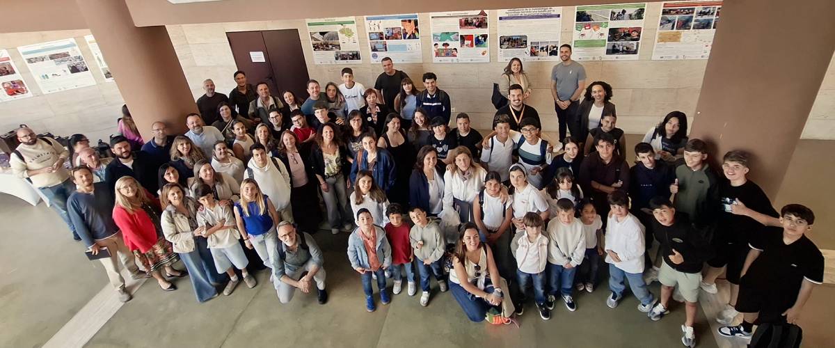 vFoto grupal del profesorado y alumando participante en estas jornadas sobre aprendizaje-servicio celebradas en la Facultad de Ciencias Sociales y de la Comunicación de la ULL.