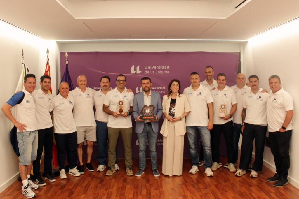El equipo de fútbol sala de la ULL con sus tres trofeos, junto al rector y la gerenta de la institución.