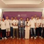 El equipo de fútbol sala de la ULL con sus tres trofeos, junto al rector y la gerenta de la institución.