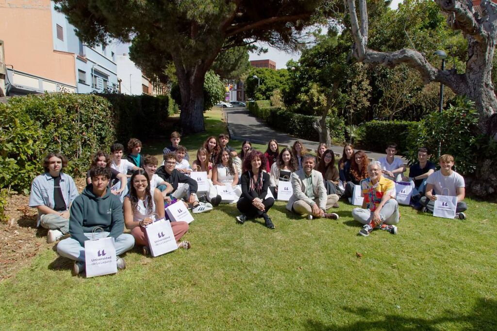 El alumando que ha recibido las distinciones por su desempeño durante la PAU, junto al rector, la vicerrectora y el coordinador de acceso, en los jardines del Rectorado. Foto: Emeterio Suárez (CC BY 3.0)
