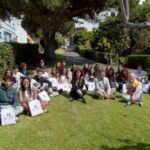 El alumando que ha recibido las distinciones por su desempeño durante la PAU, junto al rector, la vicerrectora y el coordinador de acceso, en los jardines del Rectorado. Foto: Emeterio Suárez (CC BY 3.0)