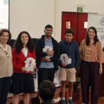 La decana de la Facultad de Ciencias (i) junto a los tres estudiantes ganadores de la III Miniolimpiada de Química.