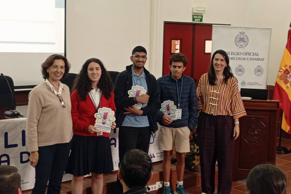 La decana de la Facultad de Ciencias (i) junto a los tres estudiantes ganadores de la III Miniolimpiada de Química.